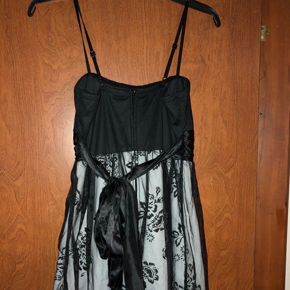 Trixxi Dress - Picture 2 of 3